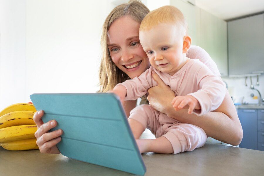 Maneiras de limitar o uso de telas para bebês e crianças