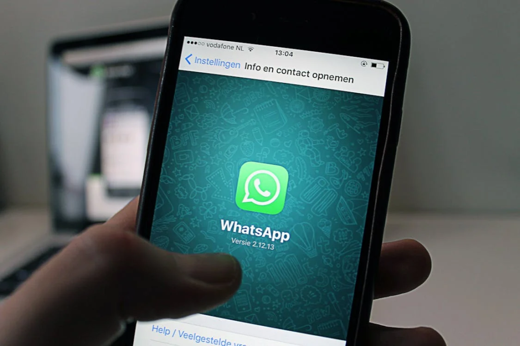 Veja frases para status do WhatsApp criativas, românticas, engraçadas e motivacionais. Inspire-se e copie suas preferidas agora mesmo!