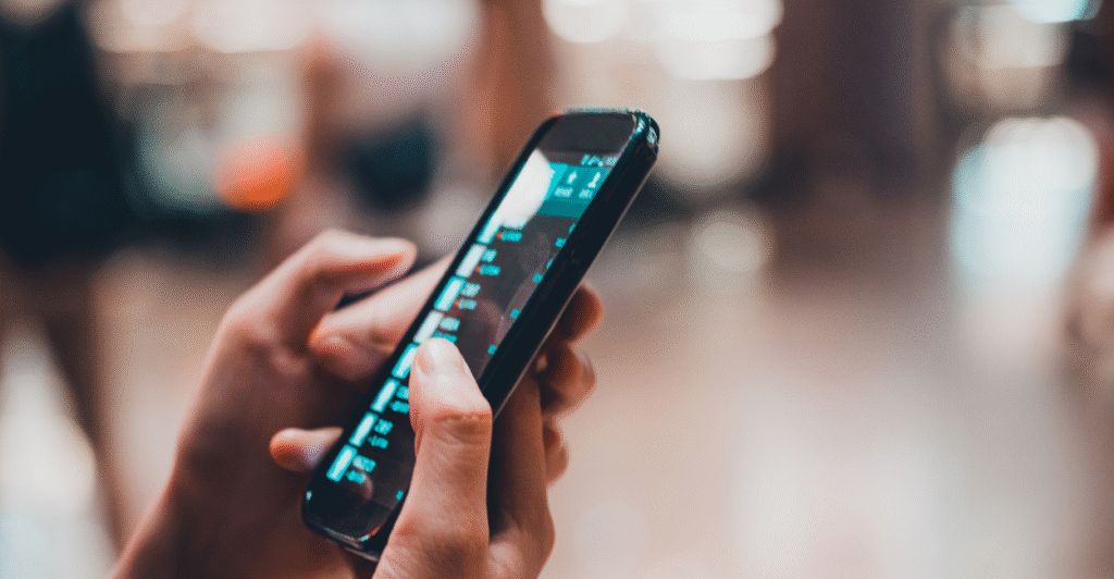 Também é recomendado revisar as permissões de aplicativos e evitar conexões públicas ou não seguras. A prevenção continua sendo o método mais eficaz contra clonagem.
